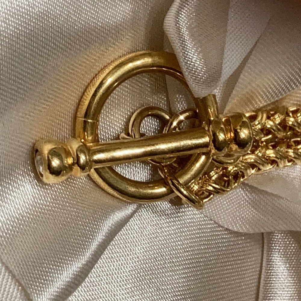 Gold tone toggle necklace